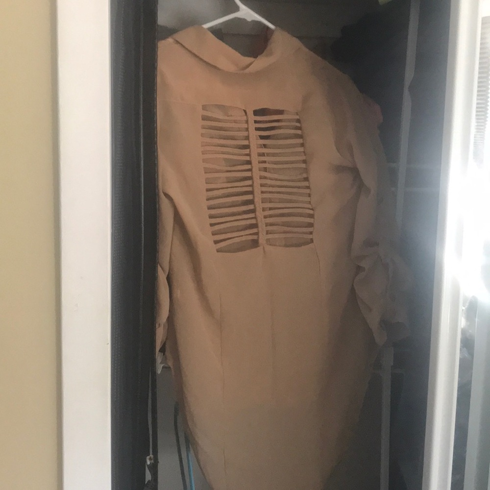 woman’s blouse - Picture 2 of 2